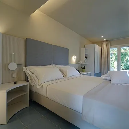 מלון Village Eden 3*