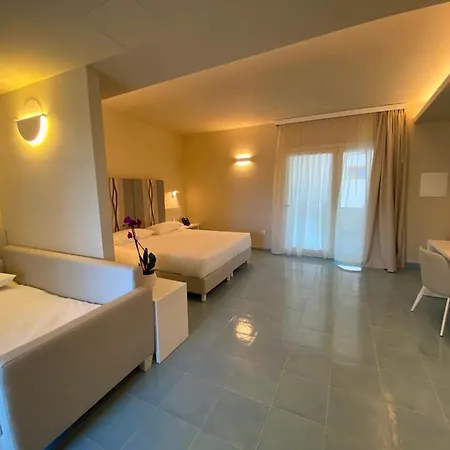 מלון Village Eden 3*