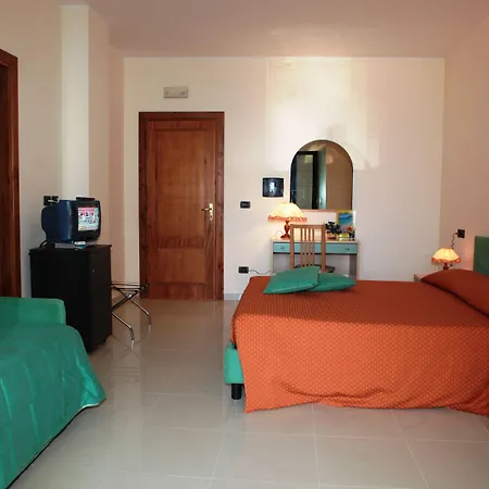 فندق Village Eden 3*