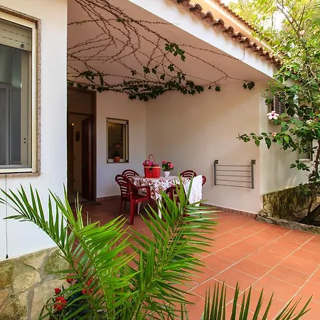 Village Eden מלון